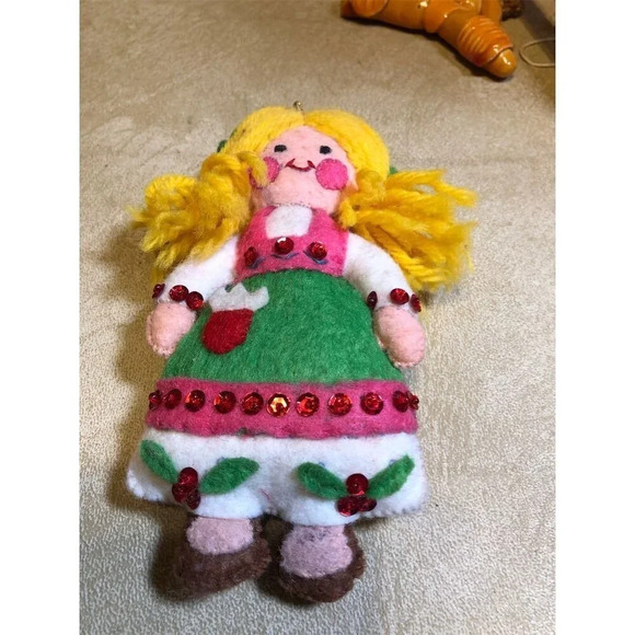 Vintage Bucilla Handmade Blonde Bavarian Girl Felt Cloth Doll Ornament - Picture 4 of 4